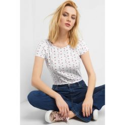 Dopasowany T-shirt ze wzorem. T-shirty damskie marki Orsay. Za 24.99 zł.
