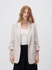 Marynarka z marszczonymi rękawami - beżowy. Brązowe żakiety damskie Reserved, l, bez wzorów, z dzianiny. Za 139.99 zł.