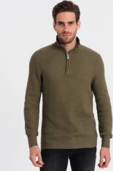 Ombre Dzianinowy sweter męski z rozpinaną stójką - oliwkowy V6 OM-SWZS-0105 S. Zielone swetry przez głowę męskie Ombre, m, bez wzorów, z dzianiny, bez kołnierzyka. Za 169.99 zł.