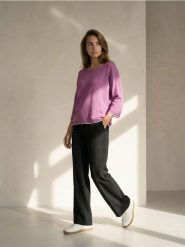 Sweter z wiskozą - różowy. Czerwone swetry damskie Sinsay, l, bez wzorów, z wiskozy, bez kołnierzyka, bez ramiączek, bez kaptura. Za 39.99 zł.