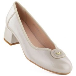 Czółenka damskie półbuty na klocku beżowe Potocki SZ12788. Brązowe czółenka damskie POTOCKI, bez wzorów, ze skóry ekologicznej, bez obcasa, bez zapięcia. Za 149.99 zł.