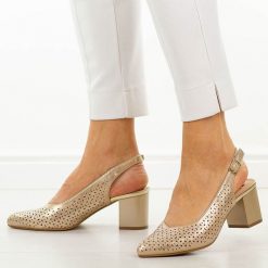 Złote ażurowe czółenka damskie M.Daszyński 2263A-7. Żółte czółenka damskie M.Daszyński, w ażurowe wzory, ze skóry, casualowe, bez obcasa, na słupku, bez zapięcia. Za 169.00 zł.