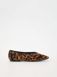 Baleriny w zwierzęcy print - wielobarwny. Baleriny damskie Reserved, bez wzorów, ze skóry, bez obcasa. W wyprzedaży za 99.99 zł.
