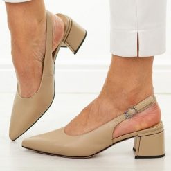Beżowe skórzane czółenka damskie Cambell 98335. Brązowe czółenka damskie Cambell, bez wzorów, ze skóry, biznesowe, bez obcasa, na obcasie, bez zapięcia. Za 239.00 zł.