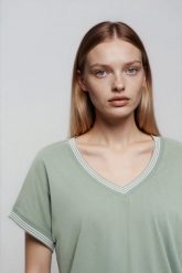 Bluzka z bawełny oliwkowa. Zielone bluzki damskie MOODO, bez wzorów, z bawełny, bez kołnierzyka, bez ramiączek. Za 69.99 zł.