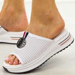 Białe ażurowe skórzane klapki damskie Cambell 07305. Białe klapki damskie Cambell, w ażurowe wzory, z jeansu, biznesowe, bez obcasa. Za 199.00 zł.