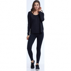 Koszulka "Reflection" w kolorze czarnym. Czarne t-shirty damskie BALANCE COLLECTION, z okrągłym kołnierzem. W wyprzedaży za 65.95 zł.