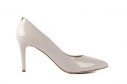 Czółenka Bayla-056 1816-686 Beż, Skóra naturalna lakierowana - 41. Brązowe czółenka damskie Bayla, bez wzorów, z lakierowanej skóry, klasyczne, bez obcasa, bez zapięcia. W wyprzedaży za 152.10 zł.