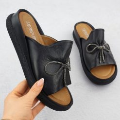 Skórzane klapki damskie na koturnie czarne T.Sokolski L26-154. Czarne klapki damskie T.Sokolski, bez wzorów, ze skóry, bez obcasa, na koturnie. Za 219.99 zł.