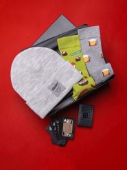 Zestaw prezentowy dla niego - szaro/melanżowa czapka + 2-pak skarpet we wzory + karty do gry - Rozmiar: one size. Szare czapki i kapelusze męskie Ombre Clothing, bez wzorów, z bawełny. Za 109.99 zł.