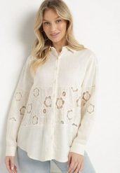 Jasnobeżowa Koszula z Lnem o Kroju Oversize z Ażurowymi Zdobieniami Dannilea. Brązowe bluzki damskie Born2be, m, z aplikacjami, z bawełny, klasyczne, bez kołnierzyka, bez ramiączek. Za 109.99 zł.