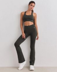 Damskie legginsy bezszwowe prążkowane wysoki stan dzwony długie ciemnozielone. Zielone legginsy damskie Aim'n, m, bez wzorów, z elastanu, z podwyższonym stanem, długie, na fitness i siłownię. Za 304.00 zł.
