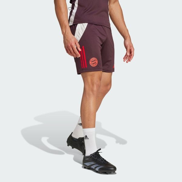 Szorty FC Bayern Tiro 24 Training. Czerwone krótkie spodenki sportowe męskie Adidas, l, bez wzorów, z materiału. Za 173.00 zł.