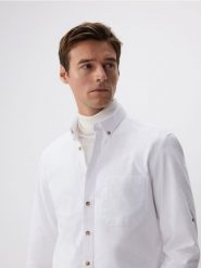 Koszula regular fit z kieszonką - biały. Białe koszule męskie Reserved, l, bez wzorów, z bawełny, bez kołnierzyka, bez ramiączek. W wyprzedaży za 49.99 zł.