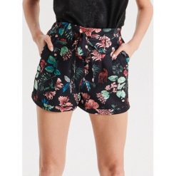 Materiałowe szorty z wysokim stanem - Kremowy. Szorty damskie Cropp. W wyprzedaży za 59.99 zł.