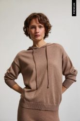 Sweter z kapturem beżowy. Brązowe swetry damskie MOODO, l, bez wzorów, z poliamidu, bez kołnierzyka, bez ramiączek, z kapturem. Za 149.99 zł.