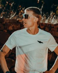 Koszulka do biegania męska Kiprun Proteam. Brązowe koszulki sportowe męskie KIPRUN, m, bez wzorów, z materiału, bez kołnierzyka, bez ramiączek, do biegania. Za 249.99 zł.