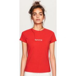 T-shirt z napisem - Czerwony. Czerwone t-shirty damskie Reserved, z napisami. Za 24.99 zł.