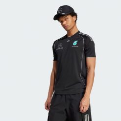 Koszulka Mercedes - Amg Petronas Formula One Team Mechanics. Czarne koszulki sportowe męskie Adidas, l, bez wzorów, z materiału, bez kołnierzyka, bez ramiączek, na fitness i siłownię. Za 439.00 zł.