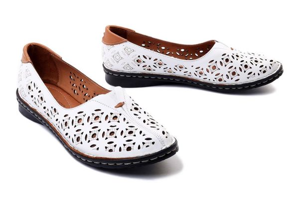 ARTIKER RELAKS 48C0601 white, półbuty damskie. Białe półbuty damskie Artiker Relaks, na lato, bez wzorów, z gumy, bez obcasa, bez zapięcia. Za 203.92 zł.