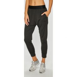 Puma - Spodnie. Szare spodnie sportowe damskie Puma, z dzianiny. Za 199.90 zł.