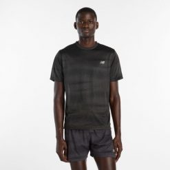 Koszulka męska New Balance MT61G4S7BGR – czarna. Czarne koszulki sportowe męskie New Balance, m, bez wzorów, z bawełny, bez kołnierzyka, bez ramiączek. Za 219.99 zł.