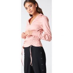 NA-KD Asymetryczna koszula ze sznurkiem - Pink. Różowe koszule damskie NA-KD, z asymetrycznym kołnierzem. Za 60.95 zł.