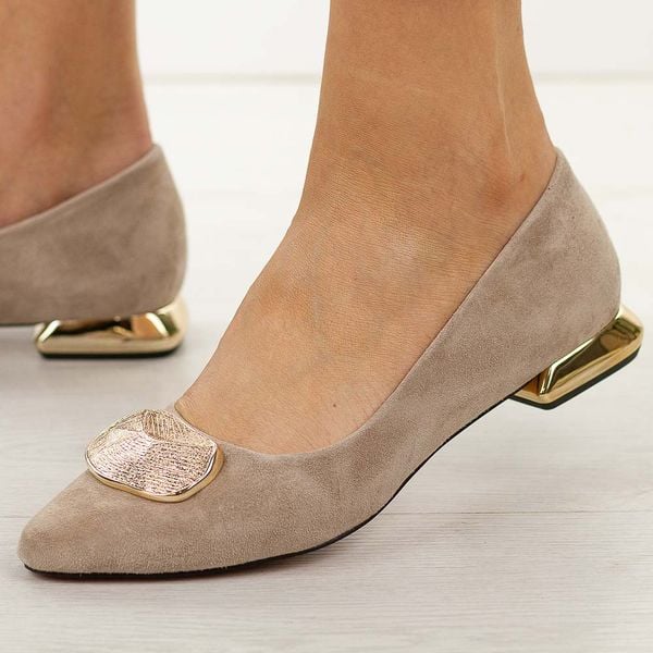 Beżowe skórzane baleriny damskie DiA 9027. Brązowe baleriny damskie DiA, na jesień, z aplikacjami, z jeansu, eleganckie, bez obcasa, na obcasie. Za 359.00 zł.