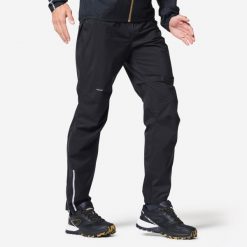 Spodnie do biegania w terenie przeciwdeszczowe męskie Kiprun Run 900 Rain. Czarne spodnie sportowe męskie KIPRUN, l, bez wzorów, z elastanu, do biegania. Za 199.99 zł.