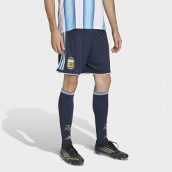 Szorty Argentina 26 Home Replica. Niebieskie krótkie spodenki sportowe męskie Adidas, bez wzorów, do piłki nożnej, climacool (adidas). Za 199.00 zł.