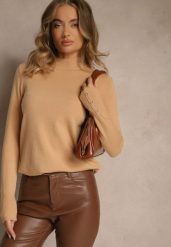 Ciemnobeżowy Golf o Dopasowanym Kroju Zdobiony Minimalistycznymi Aplikacjami Unissa. Brązowe swetry damskie Renee, l, z aplikacjami, z jeansu, eleganckie, bez kołnierzyka, bez ramiączek, bez kaptura. Za 59.99 zł.