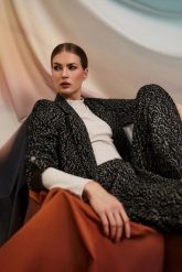 Marynarka w zwierzęcy wzór czarna. Czarne żakiety damskie MOODO, l, bez wzorów, z elastanu. Za 179.99 zł.