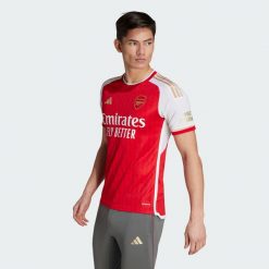 Koszulka piłkarska męska Adidas Arsenal 23/24 Home. Białe koszulki sportowe męskie Adidas, m, bez wzorów, bez kołnierzyka, bez ramiączek, do piłki nożnej. Za 329.00 zł.