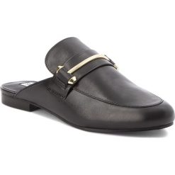 Klapki STEVE MADDEN - Kera Mule 91000936-10001-01001 Black. Czarne klapki damskie Steve Madden, z materiału. W wyprzedaży za 259.00 zł.