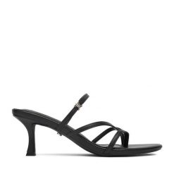 Japonki Juicy Couture. Czarne klapki damskie Juicy Couture, bez wzorów, bez obcasa. Za 199.99 zł.