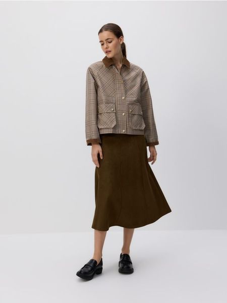 Spódnica midi z imitacji zamszu - ciemnozielony. Zielone spódnice damskie Reserved, l, bez wzorów, midi, rozkloszowane. Za 129.99 zł.