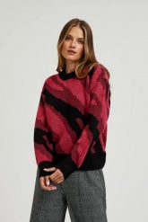 Sweter z geometrycznym wzorem czerwony. Czerwone swetry damskie MOODO, l, bez wzorów, z poliesteru, bez kołnierzyka, bez ramiączek, bez kaptura. W wyprzedaży za 59.99 zł.