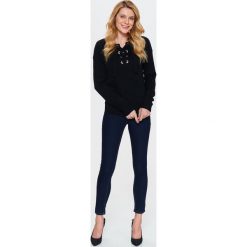 SWETER DAMSKI Z OZDOBNYM WIĄZANIEM. Swetry damskie TOP SECRET. W wyprzedaży za 39.99 zł.
