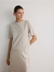 T-shirt z modalem - beżowy. Brązowe t-shirty damskie Reserved, l, bez wzorów, z dzianiny, klasyczne, bez kołnierzyka. W wyprzedaży za 49.99 zł.