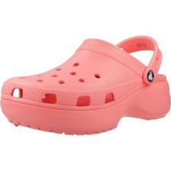 Sandały CROCS CLASSIC PLATFORM CLOG W Rose. Czerwone klapki damskie Crocs, bez wzorów, z gumy. Za 325.99 zł.