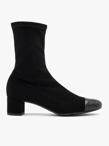Czarne botki z lakierowanym noskiem. Czarne botki damskie Brawo sp. z o.o., z nubiku, z okrągłym noskiem, bez obcasa, na obcasie, bez zapięcia. Za 399.99 zł.