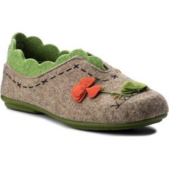 Kapcie MANITU - 340205-8 Beige. Szare kapcie damskie Manitu, bez wzorów, z materiału, bez obcasa, bez zapięcia. W wyprzedaży za 89.00 zł.