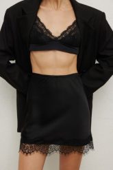 Mini spódniczka z koronka w kolorze BLACK - CHIC-M. Czarne spódnice damskie Marsala, m, bez wzorów, z koronki, eleganckie, maxi, dopasowane. Za 159.90 zł.