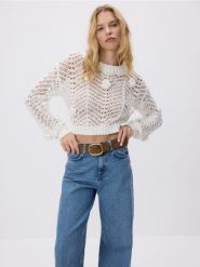 Sweter z różami - biały. Białe swetry damskie Reserved, l, bez wzorów, z bawełny, bez kołnierzyka, bez ramiączek, bez kaptura. W wyprzedaży za 119.99 zł.