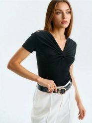 Wiskozowa koszulka z krótkim rękawem - czarny. Czarne t-shirty damskie Sinsay, l, bez wzorów, z wiskozy, bez kołnierzyka. Za 25.99 zł.