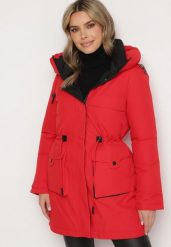 Czerwona Kurtka Parka z Kapturem Kieszeniami i Ściągaczem w Talii Ravissia. Czerwone kurtki damskie Born2be, l, bez wzorów, z jeansu, eleganckie, z kapturem. Za 209.99 zł.
