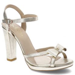Złote Sandały Chebello Eleganckie Buty Ze Skóry. Żółte klapki damskie CheBello, bez wzorów, ze skóry, bez obcasa, na obcasie, bez zapięcia. Za 399.00 zł.
