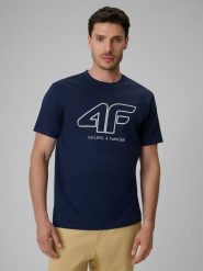 4F T-shirt regular z nadrukiem męski - granatowy L. Niebieskie t-shirty męskie 4f, l, bez wzorów, z bawełny, klasyczne, bez kołnierzyka. Za 69.99 zł.