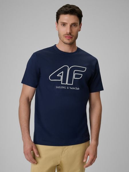 4F T-shirt regular z nadrukiem męski - granatowy L. Niebieskie koszulki sportowe męskie 4f, l, bez wzorów, z bawełny, bez kołnierzyka, bez ramiączek. Za 69.99 zł.