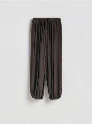 Spodnie balloon - brązowy. Brązowe spodnie materiałowe damskie Reserved, l, bez wzorów, z tkaniny. Za 119.99 zł.